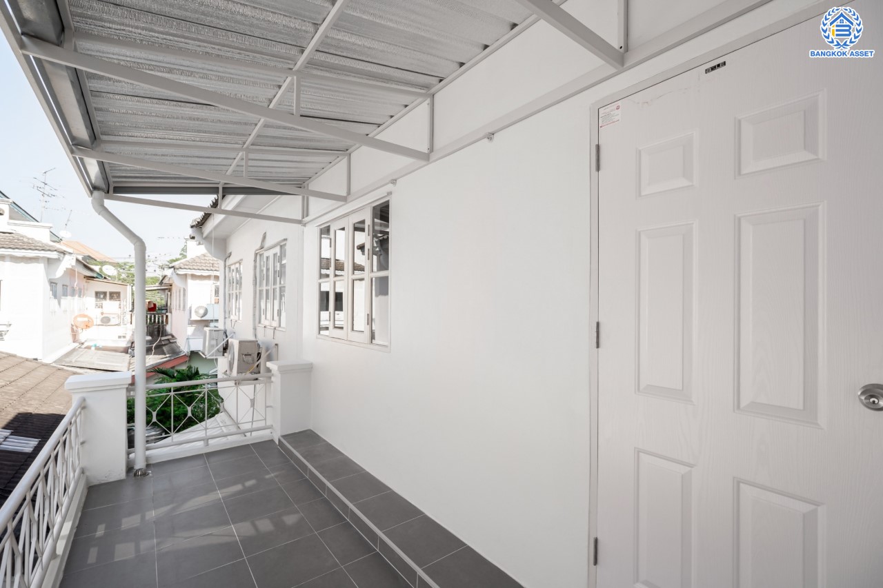 บ้านมือสองตกแต่งใหม่ ทำเลใจกลางเมือง ม.พาร์ค แกลเลอรี่ ประชาชื่น ทาวน์โฮม 3 ชั้น เนื้อที่ 22.5 ตร.ว. ฟังก์ชัน 3 ห้องนอน 3 ห้องน้ำ 2 ที่จอดรถ บนทำเลเดินทางสะดวก เชื่อมต่อหลายเส้นทาง ใกล้เดอะมอลล์งามวงศ์วาน เซ็นทรัลแจ้งวัฒนะ ทางด่วน "งามวงศ์วาน"